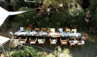 Festlich gedeckter Tisch von oben