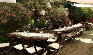 Gedeckte Tische warten auf die festlichen Gäste