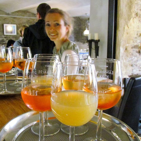 Claudia Bicker serviert köstliche Getränke im Café Kostbar