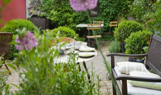 Blumenreicher Garten mit Außengastronomie