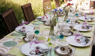 Festlich gedeckter Tisch im Außenbereich